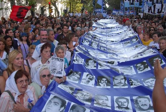 Las Madres desplegaron una bandera con fotos de 3.000 desaparecidos. 