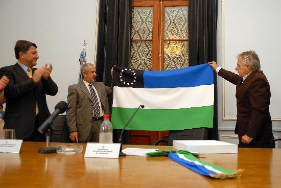 Ayer en el Saln Gris de la Casa de Gobierno se present la bandera ganadora, diseada por Daniel Cuomo. 