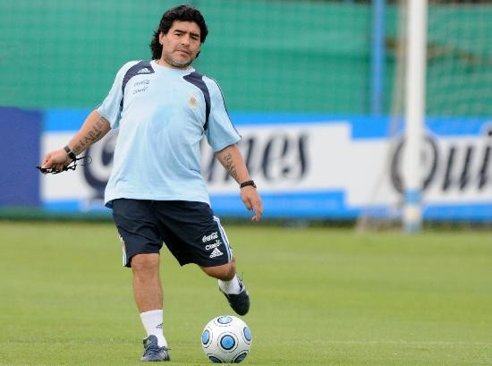 Maradona y la pelota en su zurda, postal de un hombre feliz. 