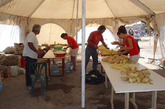 Los preparativos a pleno para el almuerzo. Cada da se cocina y llega comida que preparan en las seccionales. 