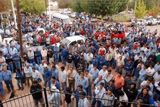 Imagen de la masiva asamblea que realizaron los petroleros en Rincn. Foto: Damin Copponi (agencia Rincn de los Sauces).