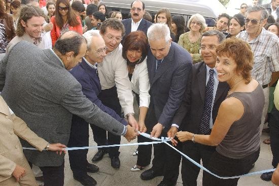 El edificio tiene ms de 300 m2, en dos pisos, con dos salas con piso flotante para la danza. 