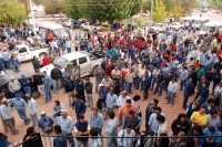 Pereyra areng a los manifestantes desde Buenos Aires a travs de un telfono conectado a altavoces. 