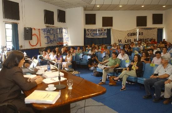 La Asamblea Universitaria resolvi modificar el calendario de elecciones de claustros de consejos directivos. 