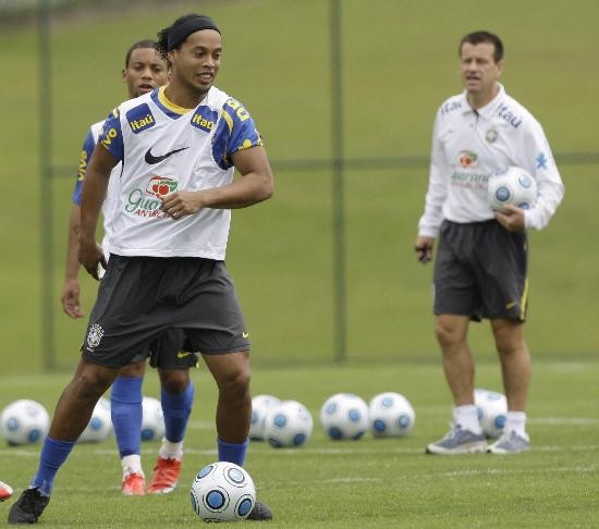 Ronaldinho reemplazar al lesionado Kak en la altura ecuatoriana. 