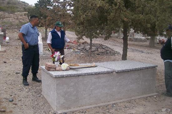 Al menos una docena de tumbas fueron blanco del ataque de desconocidos, quienes actuaron durante la noche en el cementerio. 