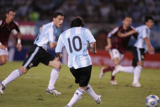 Lionel Messi le hizo honor a una camiseta con mucho peso histrico. Aqu acaricia de zurda el baln y anota el primero de Argentina 