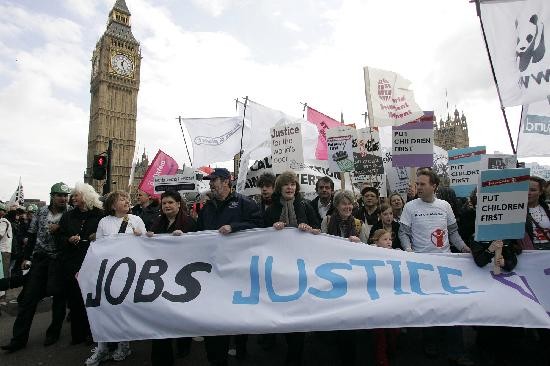Miles de britnicos marcharon en Londres demandando empleos y justicia econmica, al tiempo que no ahorraron crticas a la 