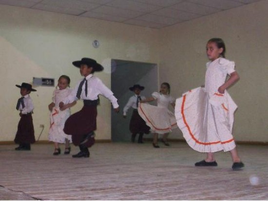 Si hay algo que moviliza a los comallenses en materia cultural son las danzas argentinas. Actualmente ms de 80 vecinos de diferentes edades asisten a la escuela de danzas municipal. All, adems de aprender los distintos pasos de baile y coreografas, acceden a estudiar. Es que una treintena de ellos cursa el profesorado de danzas argentinas en el Instituto Argentino de Danzas Folclricas, que tiene su sede en Moreno. 