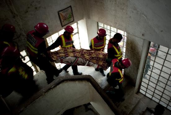 Fuerzas especiales retiran del edificio los cuerpos de las vctimas que cayeron a manos de un grupo pro talibn. 