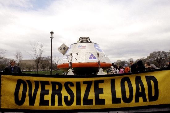 Ayer, en Washington, la gente pudo ver de cerca el prototipo de la nave que viajar al espacio en el 2020. 