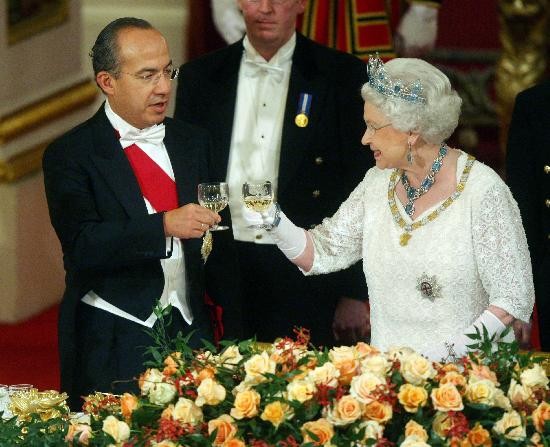 Caldern visit ayer Gran Bretaa y fue recibido por la reina Isabel II. 