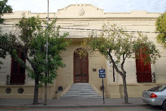 Hasta hace poco, Dora Burgos ordeaba a mano. La municipalidad capitalina retom el pedido a la provincia por el edificio del Museo Tello. Dora recibi una ordeadora y redujo sus horas de trabajo. 