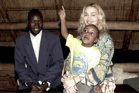 Madonna con su hijos David