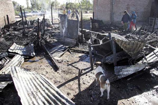 La casilla consumida por las llamas. (Foto: Agustn Martnez/AC).