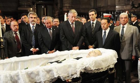 El ex presidente Kirchner, junto a gran parte del gabinete, asisti ayer al velatorio. 