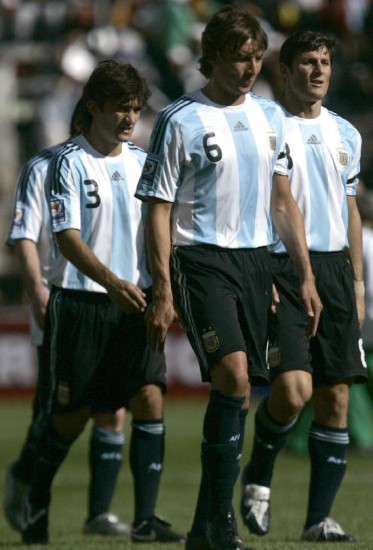 Papa y Heinze fueron una tentacin para los locales en el sector izquierdo. Zanetti tampoco rindi. Messi, desconocido, lejos de su nivel, sufre ante la alegra de una Bolivia que despus sali a las calles a festejar. 