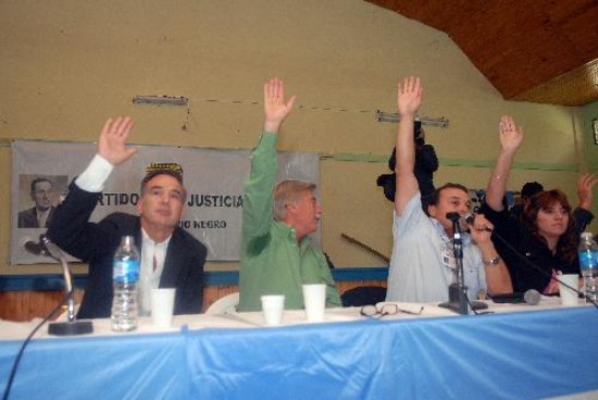 El Congreso del PJ sesion en Roca, sin bombos y con imagen de unidad. 