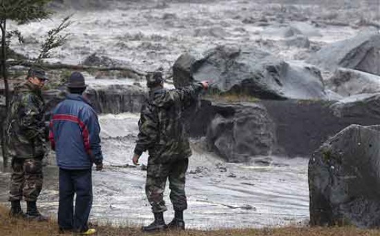 Las aguas del ro Calbuco crecieron rpidamente a raz del desprendimiento de hielo del volcn Llaima tras su erupcin. (FOTO AP)