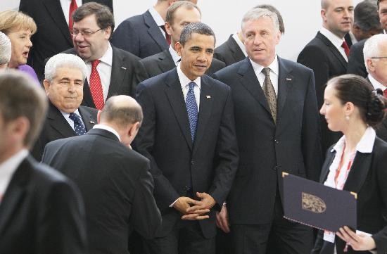 El presidente norteamericano junto a los lderes europeos en la cumbre de Praga. 