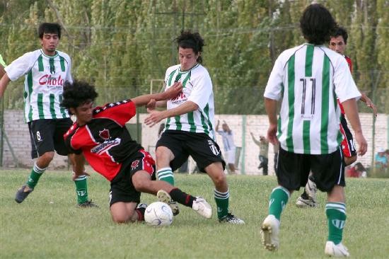 En el partido Deportivo Huergo-Obrero Dique hubo tres expulsados. 