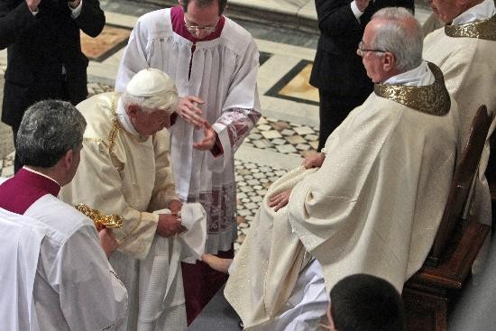 El Papa lava los pies de uno de los 12 sacerdotes. 