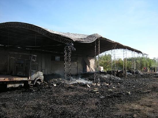Las llamas arrasaron con las instalaciones de Santos Arno, ubicadas en la zona sudoeste, cerca de la pasarela de Bridas. 
