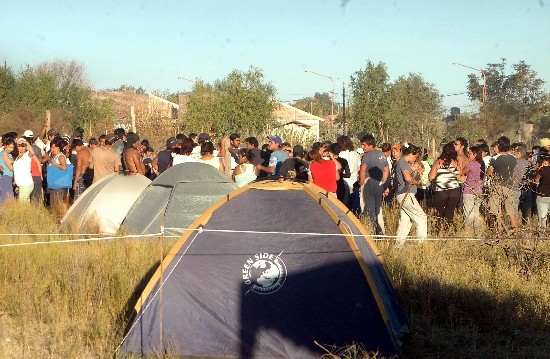 Los usurpadores de los terrenos ya instalaron varias carpas y precarias casillas. 