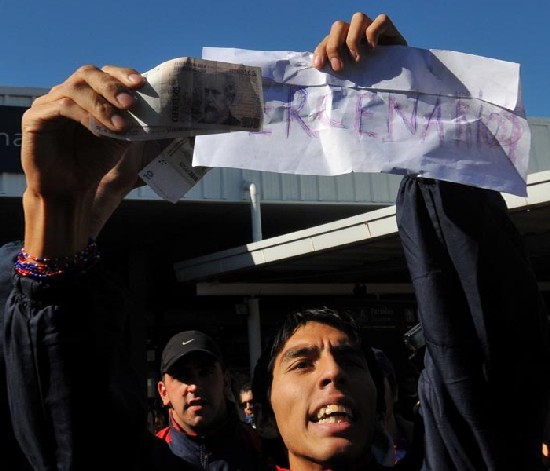 Los hinchas, ofuscados, gritan 