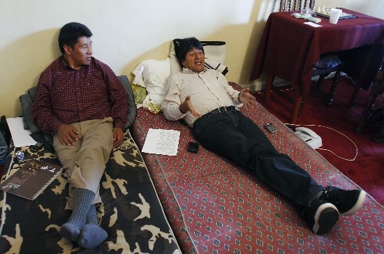 Evo Morales sigue acostado sobre un colchn, en su tercer da de huelga de hambre, slo despachando asuntos urgentes. 