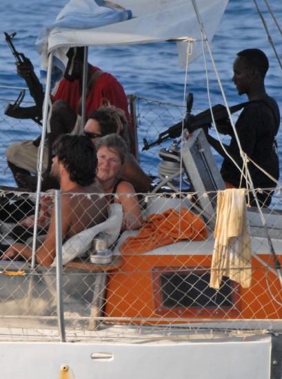 Pocas veces el botn para los piratas somales es inferior a los 30.000 euros. Piden hasta 20 millones de euros. Las embarcaciones capturadas estn fondeadas a la vista, cerca de buques de guerra. 