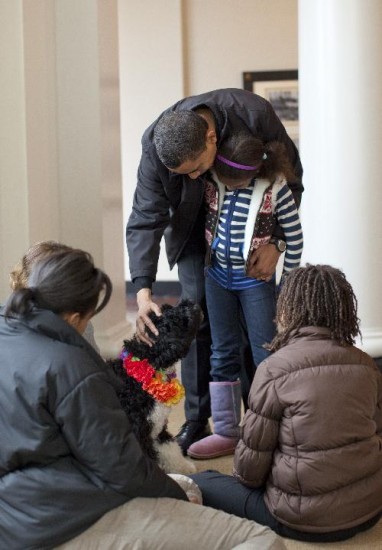 El presidente le muestra a Sasha el simptico cachorro peludo: Bo. 