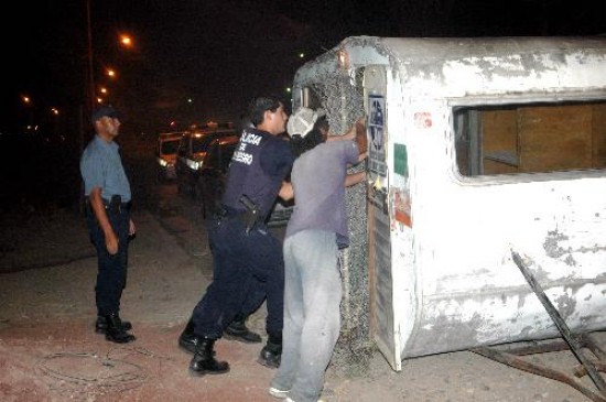Los ocupantes se vieron rodeados por el amplio operativo policial que se realiz durante la noche y asombr a los vecinos. 