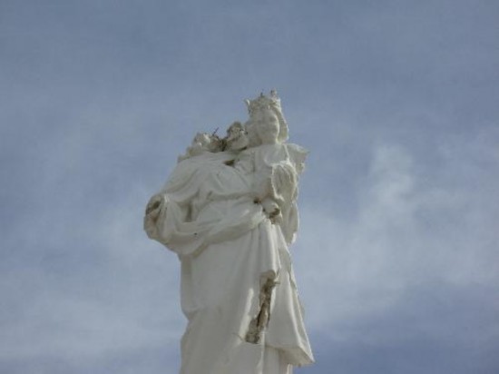 Los fieles visitan asiduamente el cerro donde est la virgen. 