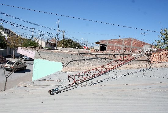 La antena cay sobre el techo de una vivienda lindera, aplastando a uno de los instaladores. 