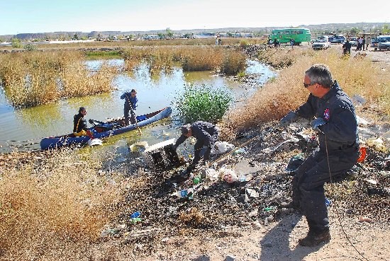 En canoas los operarios retiraron desde cientos de bolsas de basura hasta lavarropas, termotanques y cocinas. 