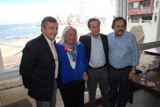 Morales, Carri, Giustiniani y Ricardo Alfonsn, en una de las fotos ms buscadas por la nueva alianza. 