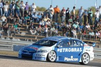 "Pechito" cerr una vuelta impresionante y fue el dueo de la clasificacin para el gran clsico del TC 2000 en el autdromo roquense, donde se reuni una multitud. 