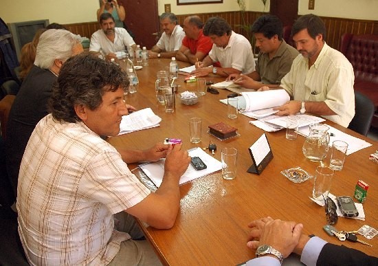 Hoy a las 11.30 comenzó el debate por la recuperación de los días perdidos por el conflicto salarial. (foto de Marcelo Ochoa)