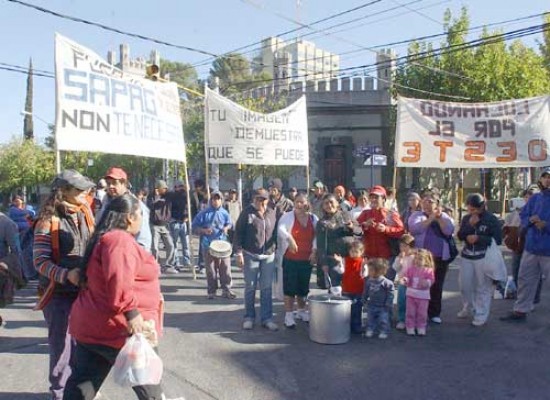 Los manifestantes llegaron a Casa de Gobierno para reclamar el pago de subsidios atrasados. (Foto de Gaby Oyarzo)