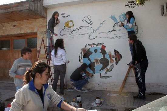 Alumnos del cuarto ao del CEM 3 pintaron un mural por el Da de la Tierra. 