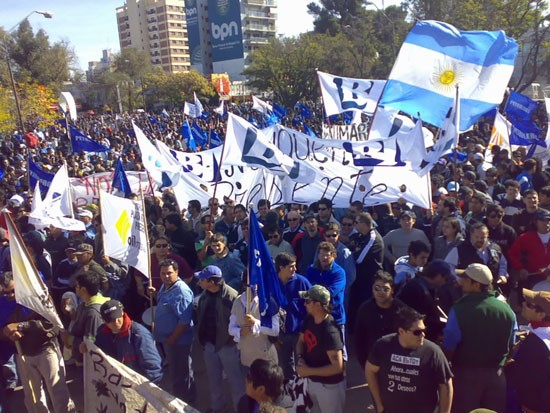 Miles de trabajadores del petróleo se concentraron en la Vuelta de Obligado (Foto Leo Petricio).
