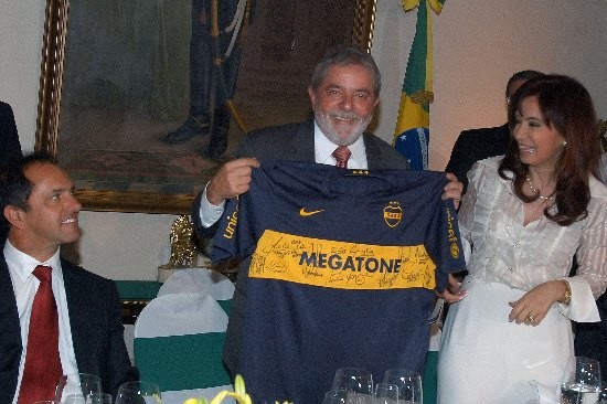 Los mandatarios justificaron los cortocircuitos por la crisis internacional. Ms tarde el brasileo recibi una camiseta de Boca. 
