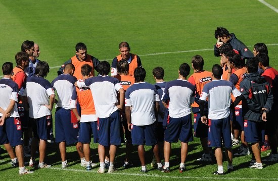 El Cholo y sus jugadores, antes del debut. Slido desde abajo. Migliore suma cinco partidos sin recibir goles. 