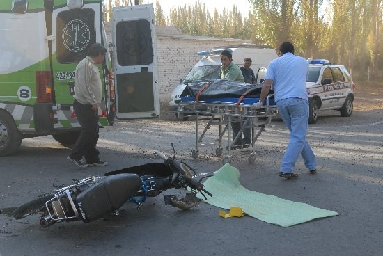 El motociclista muri en el acto por las graves lesiones que recibi. 