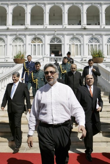 Presionado por la situacin, Lugo busc ayer una salida informal frente a la prensa, en el palacio de gobierno. 