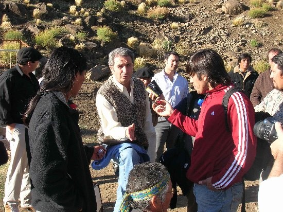 Las comunidades mapuches que mantenan bloqueos intermitentes en la Ruta 23 levantaron los piquetes sobre el puente del ro Malleo. 