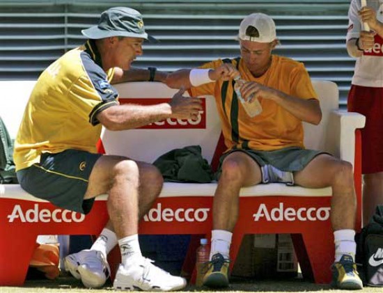 El entrenador John Fitzgerald y Lleyton Hewitt durante la final de la Davis en Melbourne 2003. (Archivo ap)