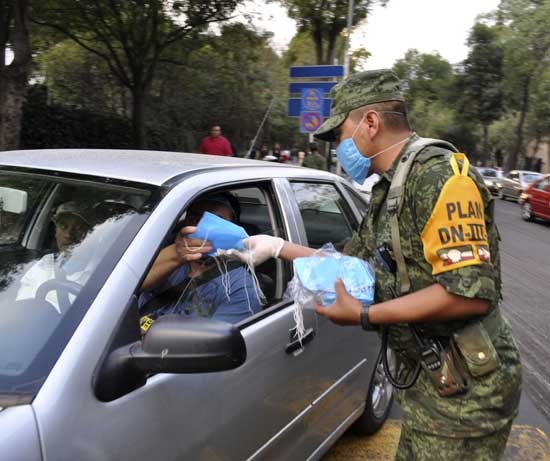 En Mexico se toman medidas ante el alerta por posible epidemia de gripe porcina. (FOTO AP)