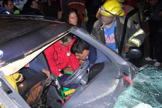 Los rescatistas debieron liberar a los ocupantes del auto de entre los fierros. (Foto de Jos Cusit)